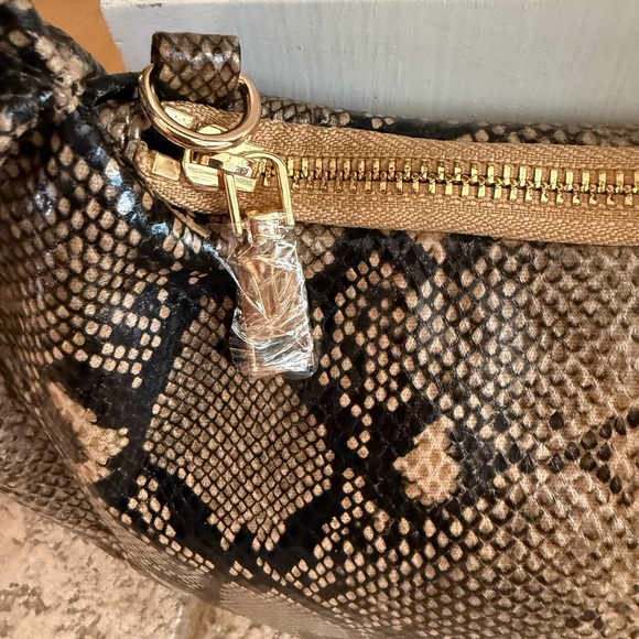 Urban expressions vegan Laisha Brown snake
Print knitted shoulder bag NWT - Picture 13 of 15